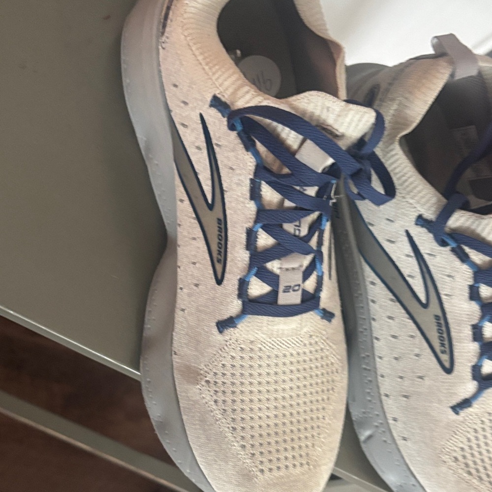 Brooks Men’s Light Gray and Navy Knit Running Shoes